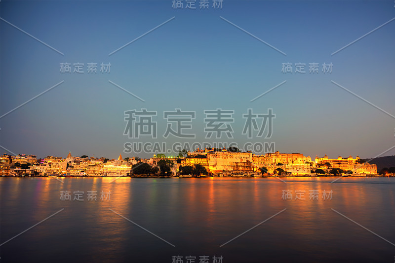 日出时城市宫殿的低光风景，印度乌代普尔