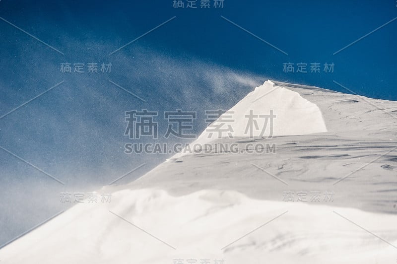 冬季山区的温和暴风雪风景