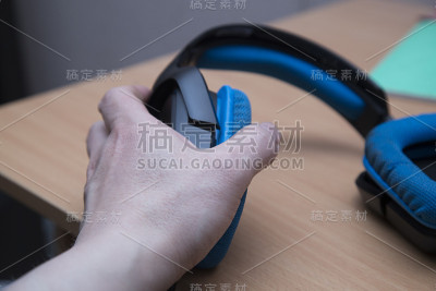 蓝色的耳机