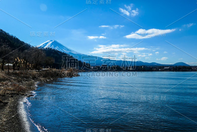 日本——从川口湖眺望富士山的田园诗般的景色