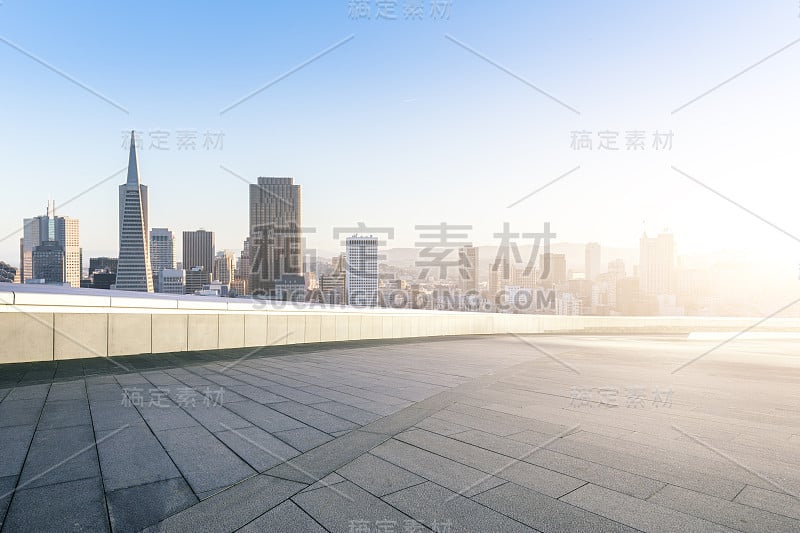 空荡荡的地板上有旧金山的城市景观和天际线