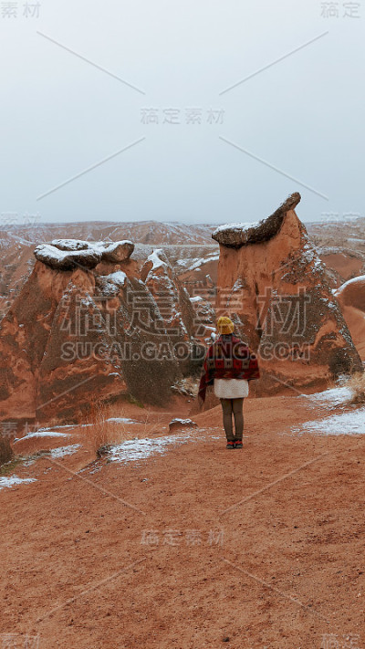 在卡帕多西亚德夫特山谷，一个女人独自面对雪景。