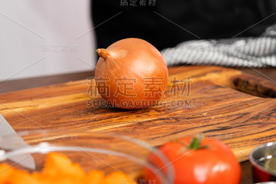 把黄洋葱切在木板上。