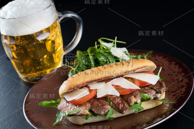 三明治啤酒牛排晚餐