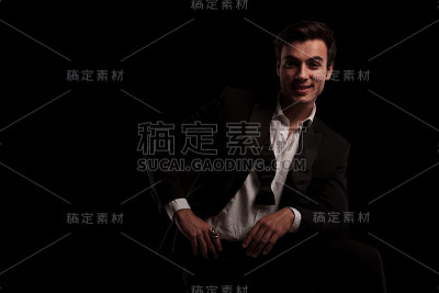 穿着燕尾服坐着的男人在笑