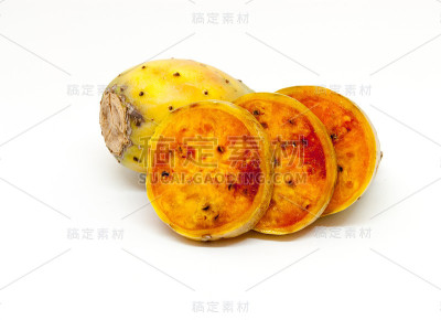 白色背景上的完整和切片成熟的仙人掌果实