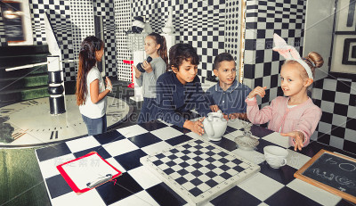 令人兴奋的冒险为孩子在象棋探索房间