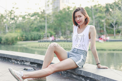 坐在公园桥上的女人