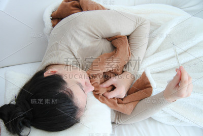 躺在床上的年轻妇女