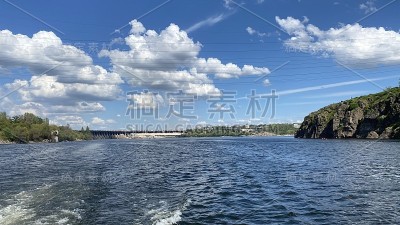 环绕霍蒂察岛的乘船旅行。
