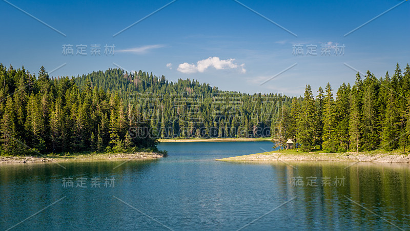 小木屋在山湖边