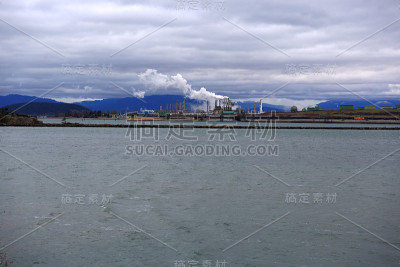 炼油厂烟囱冒出滚滚浓烟