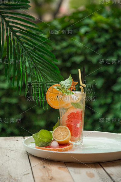 一杯鸡尾酒，冰柠檬水，莫吉托和排毒水与橙子，柠檬和葡萄柚片