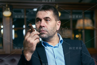 在酒吧里抽雪茄的帅哥