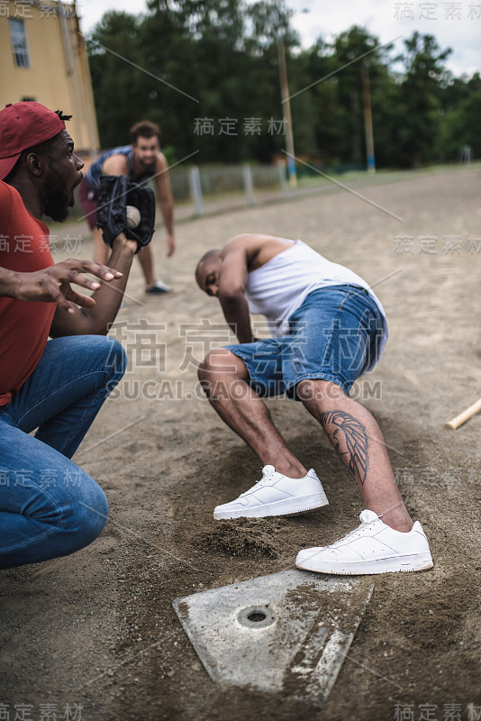 一群年轻的多民族男子在球场上打棒球