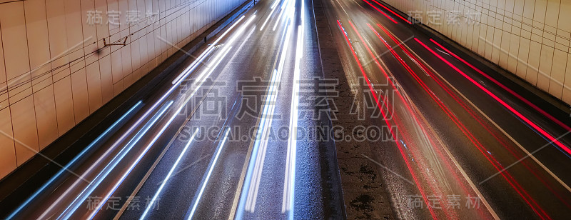 莫斯科的夜景车灯反射在潮湿的柏油路面上