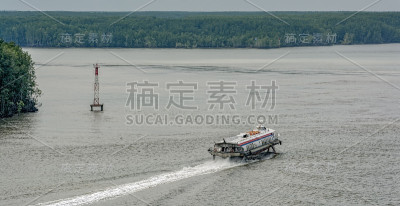 水翼船在西贡河上行驶