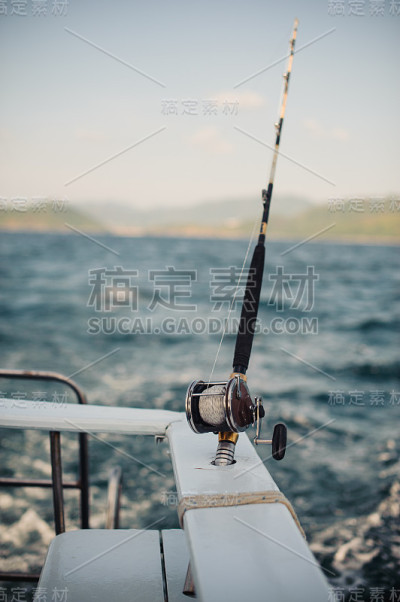 在船上的镀铬支架上卷线式钓鱼竿