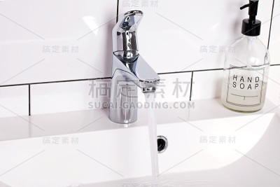 浴室的水槽里有肥皂和自来水