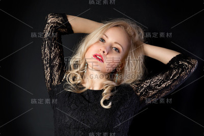 带蕾丝的金发模特，双手举过头顶