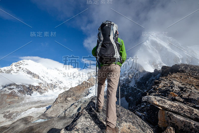 尼泊尔昆布山谷喜马拉雅山徒步旅行者