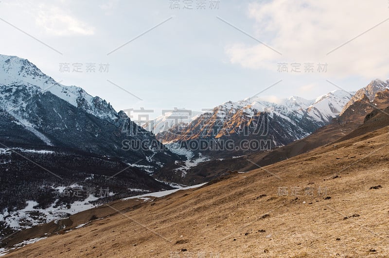 高加索山脉。云中上巴尔干半岛的利可兰岩石。冬季的秃山景观