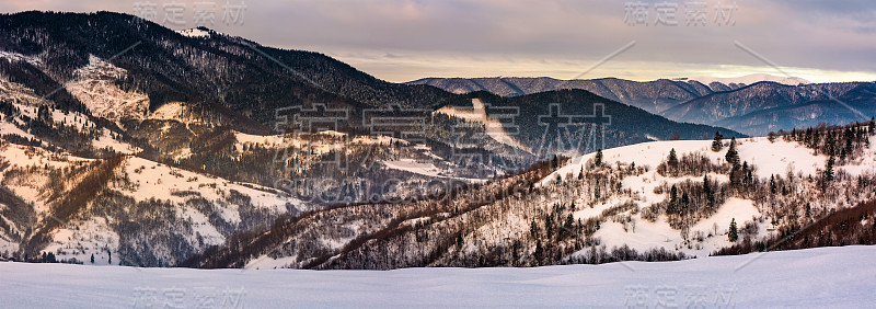全景雪山在冬天