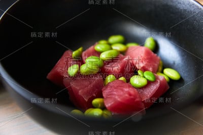 特写金枪鱼和青豆在杯子里