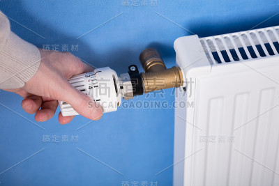 调节散热器恒温器温度的人
