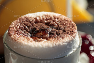 美味可口的卡布奇诺咖啡