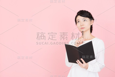 年轻女子在写纸条