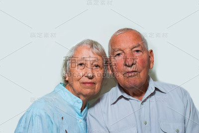 老夫妇在演播室的背景