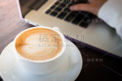 女人在咖啡店上网