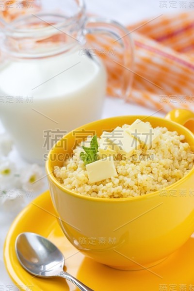 早餐用小米粥加黄油和牛奶