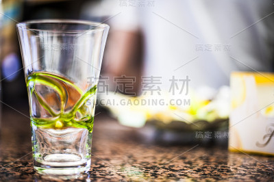 酒吧里的空杯子