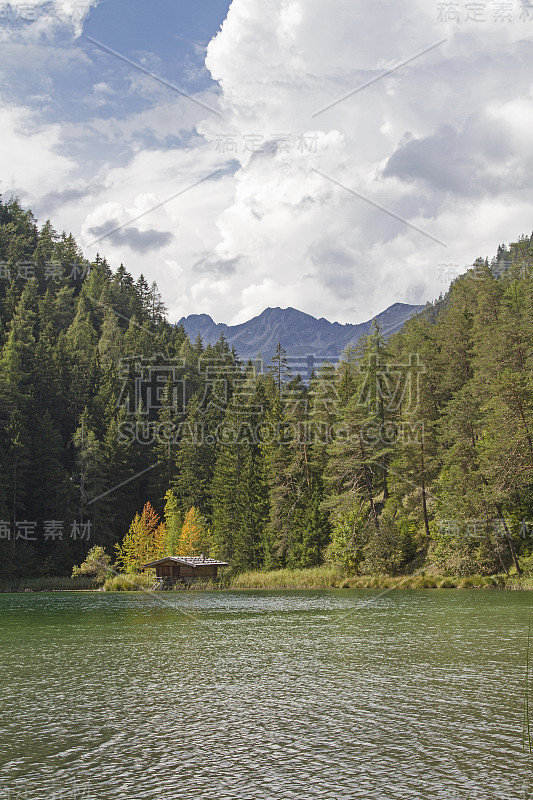 密特湖是莱克塔勒阿尔卑斯山脉和米明格山脉边界地区的一个山湖