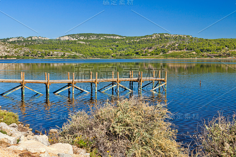 法国南部地中海沿岸村庄Gruissan附近的木板路，池塘“Etang de Gruissan”的全景