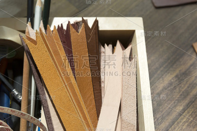 在木盒内制作手镯、标签和钥匙链的皮革