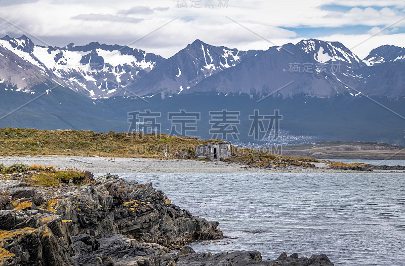 阿根廷火地岛乌斯怀亚岛的木房子和比格尔海峡的山景