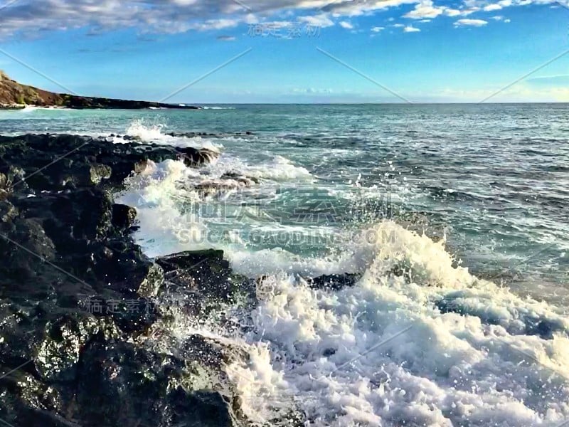 海浪撞击着熔岩岩石