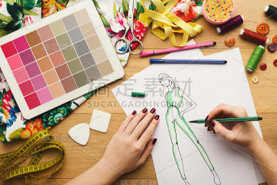 俯视图上的女人设计师画衣服素描