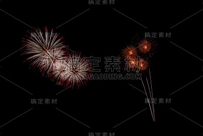 烟火照亮了黑暗的天空