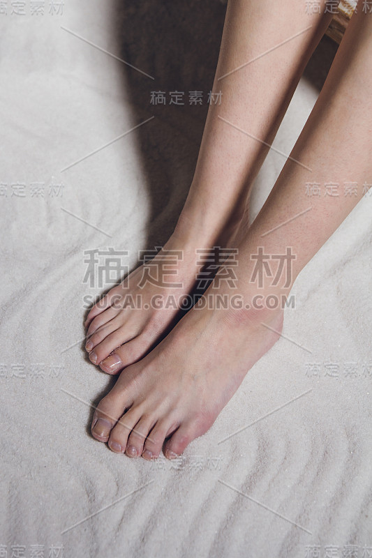 盐室地板上有女人的腿印