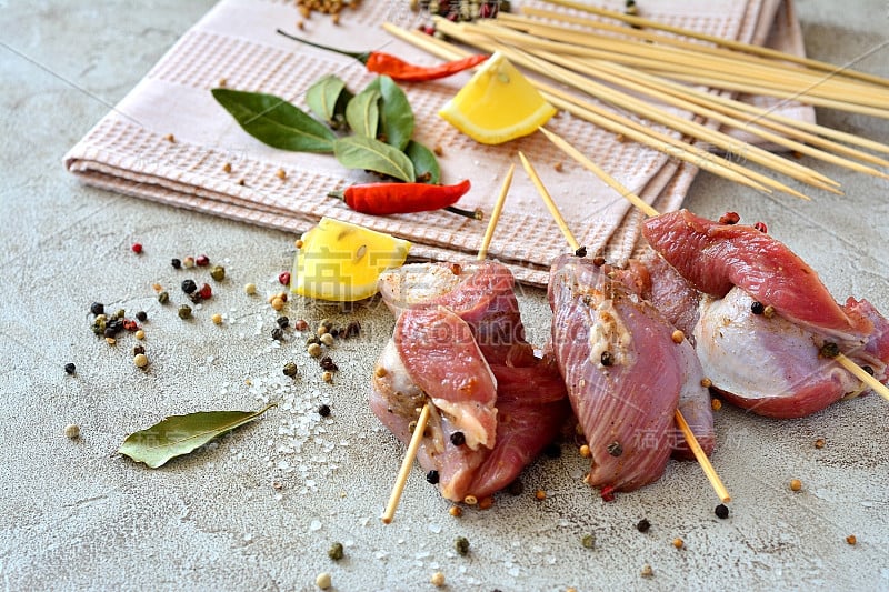 餐桌上的生肉串