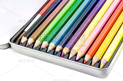 铅笔在盒子里