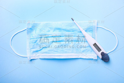 带温度计的蓝色医用口罩