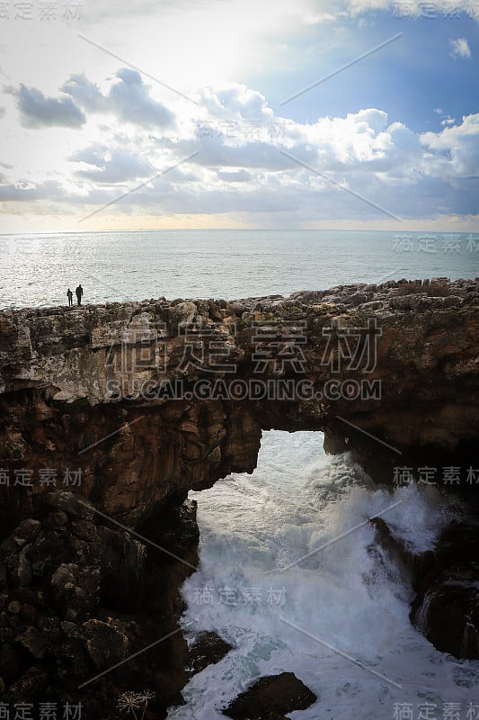 巨大的岩层，中间有一个洞穴，里面有海水。葡萄牙卡斯凯斯当地有名的“博卡做地狱”。