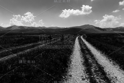 在西比里尼公园的乡间小路上