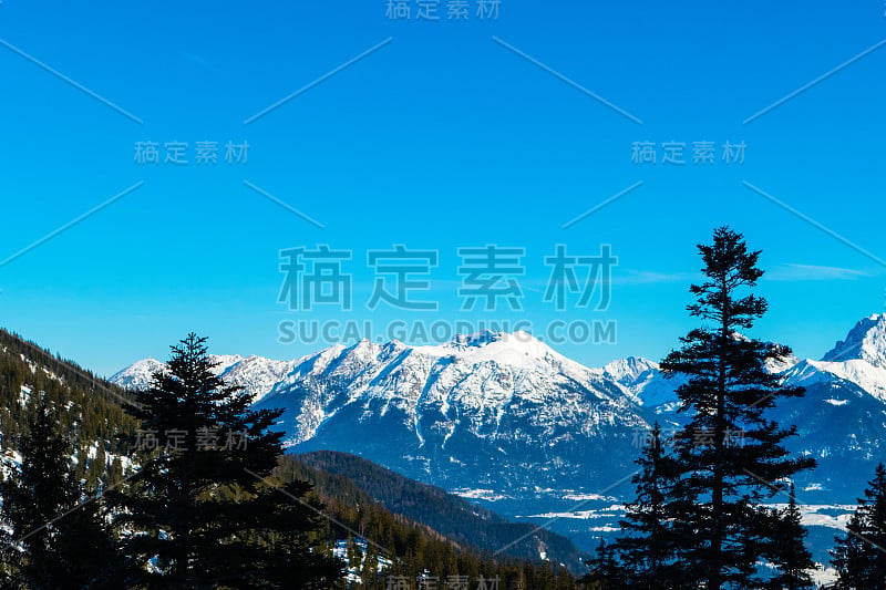 看阿尔卑斯山的山峰