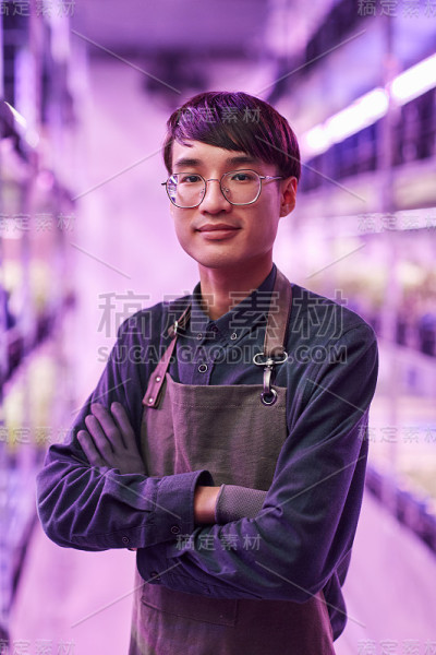 农场里的亚洲工人